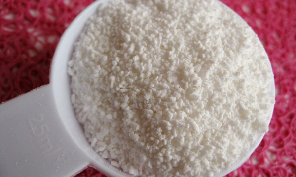 Зачем добавлять соль в конце стирки и ещё 13 способов использования